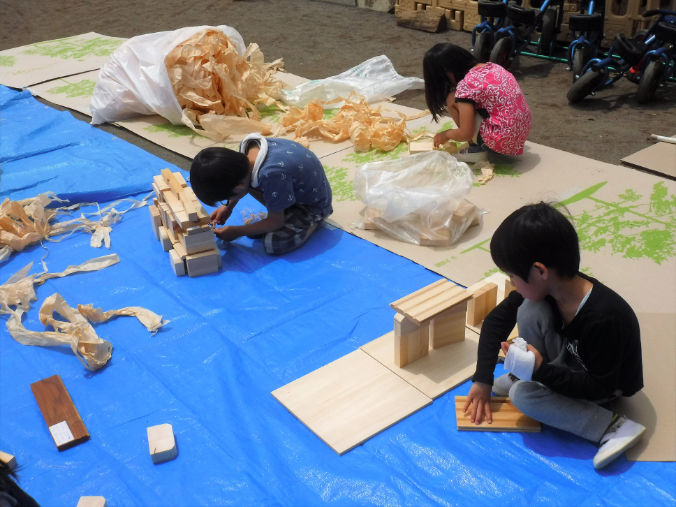 黒板作りと木の端材で遊ぶ、ワークショップ-はやみや保育園