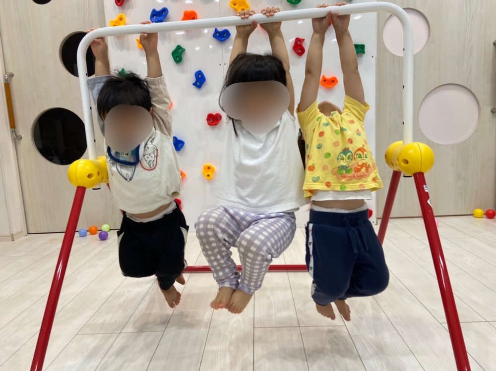 【みらい】鉄棒でぶらさがり