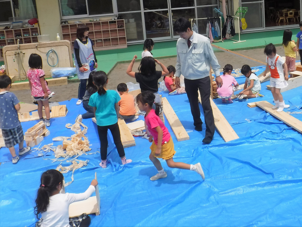 端材で遊ぶ様子